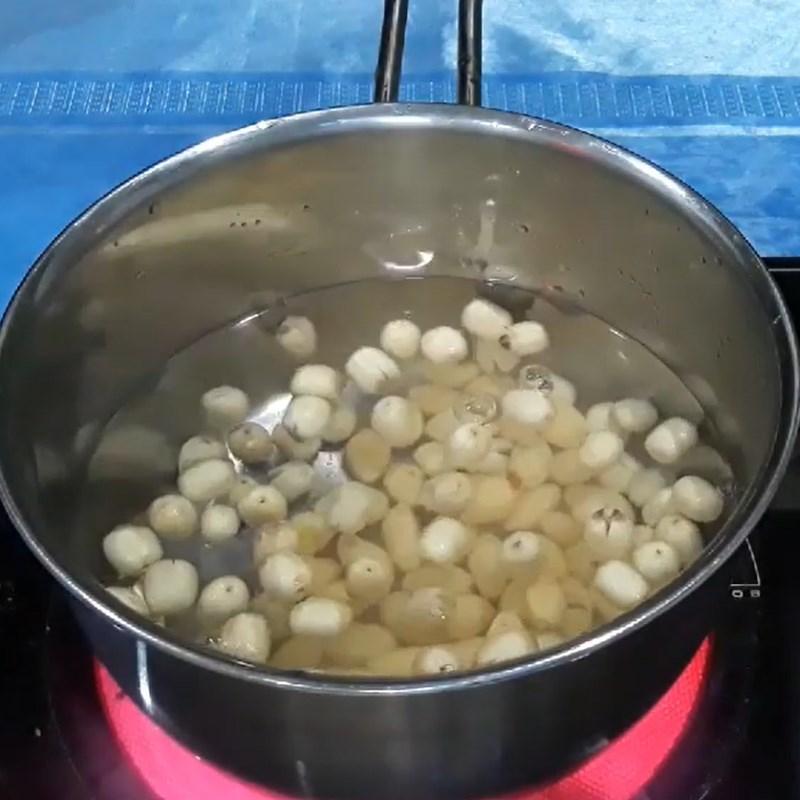 Bước 2 Nấu mềm bạch quả và hạt sen Chè bạch quả hạt sen nhãn nhục