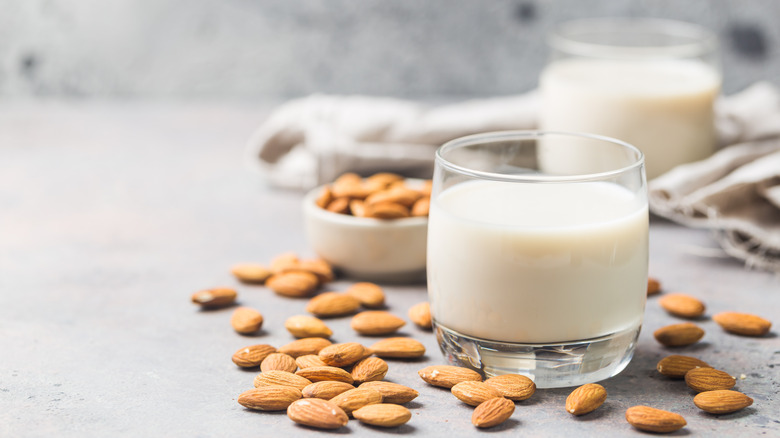Hướng Dẫn] 6 Cách làm Sữa Hạnh Nhân đơn giản tại nhà