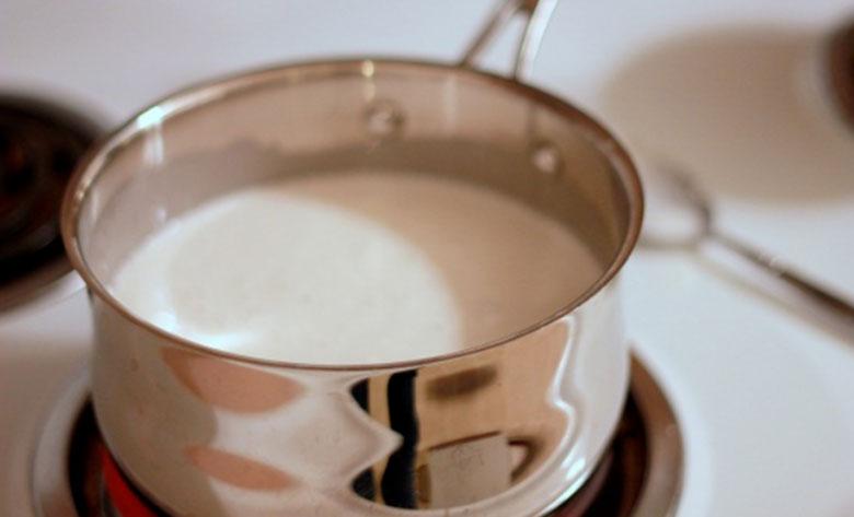 Cách nấu chè chuối bột báng: Nấu nước cốt dừa