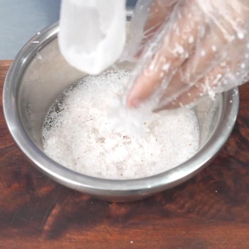 Bước 2 Vắt nước cốt dừa Chè chuối khoai lang tím