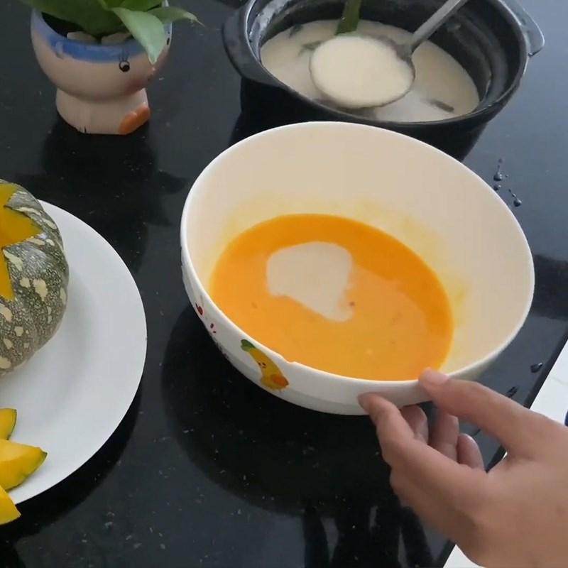 Bước 3 Làm hỗn hợp trứng với nước cốt dừa Chè bí đỏ Campuchia