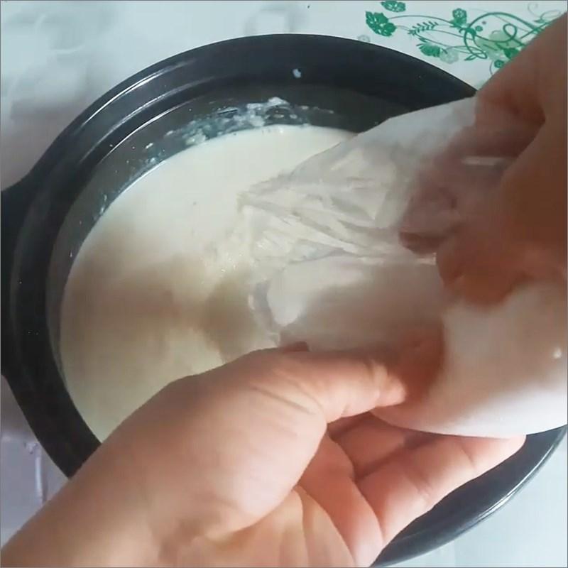 Bước 2 Nấu nước cốt dừa Chè chuối khoai môn
