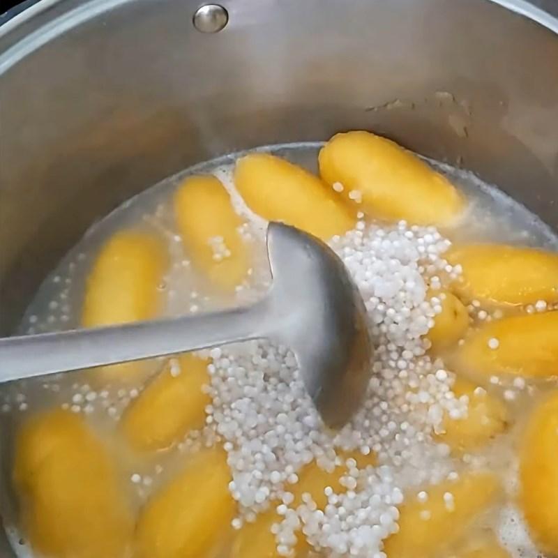 Bước 3 Nấu chuối sáp với nước cốt dừa và bột báng Chè chuối sáp