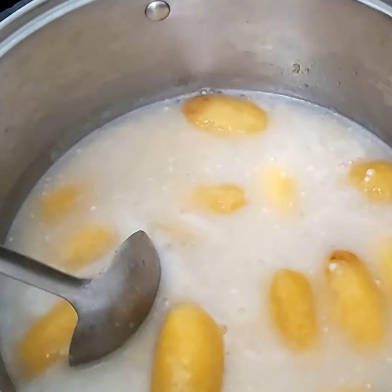 Bước 3 Nấu chuối sáp với nước cốt dừa và bột báng Chè chuối sáp