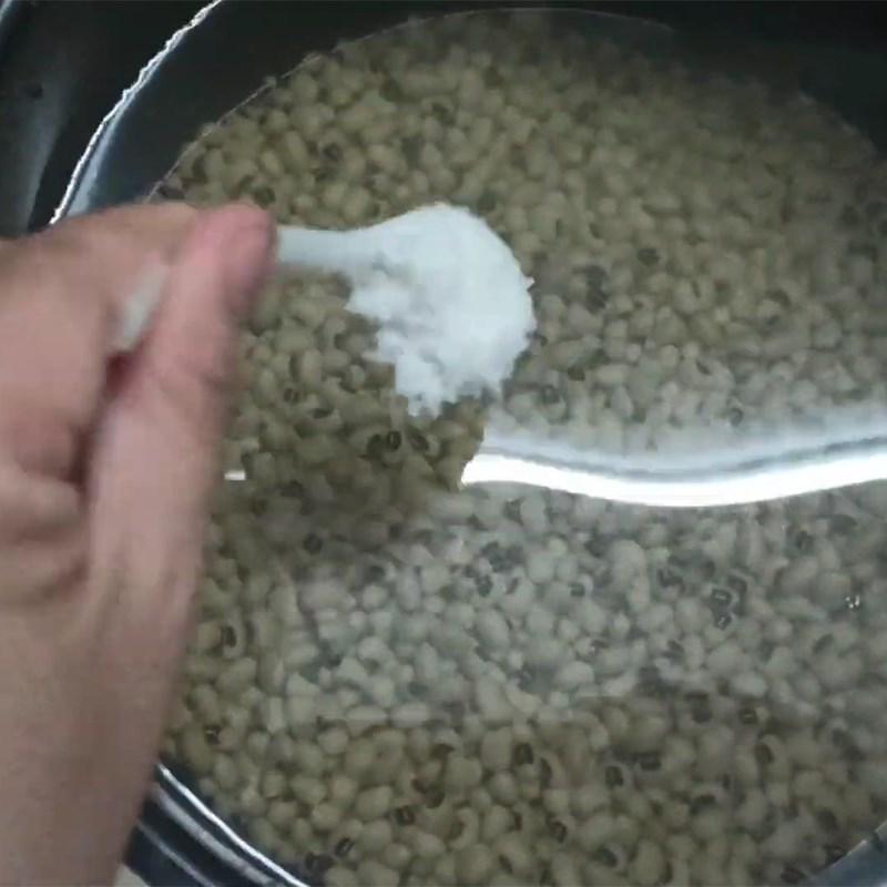 Bước 1 Ngâm và nấu đậu trắng Chè đậu trắng bằng nồi cơm điện và nồi áp suất