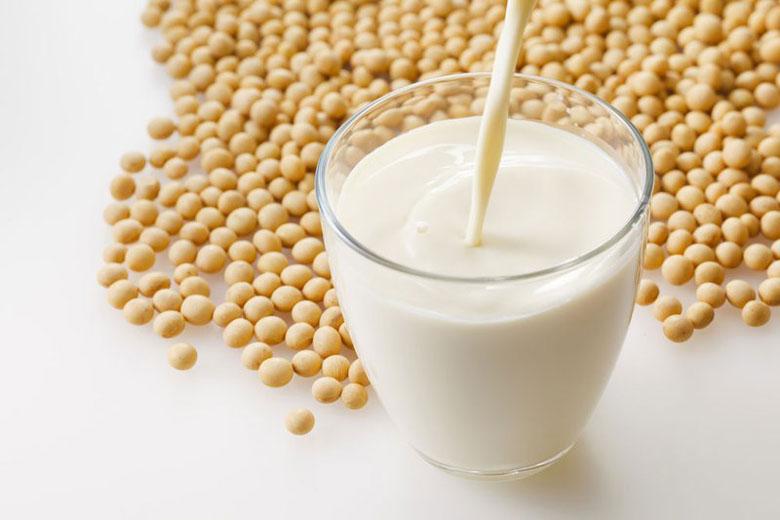 Làm sữa đậu nành bằng máy ép chậm cần chọn những hạt đậu tương to mẩy