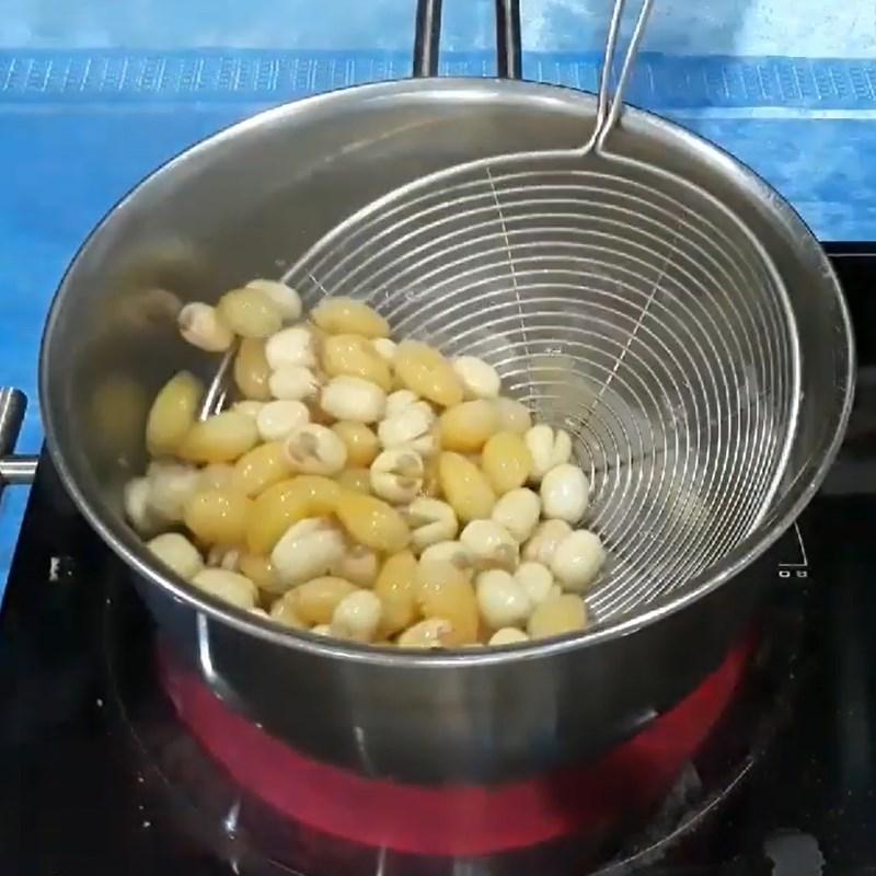 Bước 2 Nấu mềm bạch quả và hạt sen Chè bạch quả hạt sen nhãn nhục