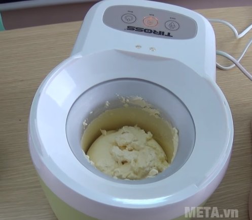 Đổ hỗn hợp kem tươi, sữa tươi và sữa chua với đường vào máy làm kem giúp trộn đều hơn 