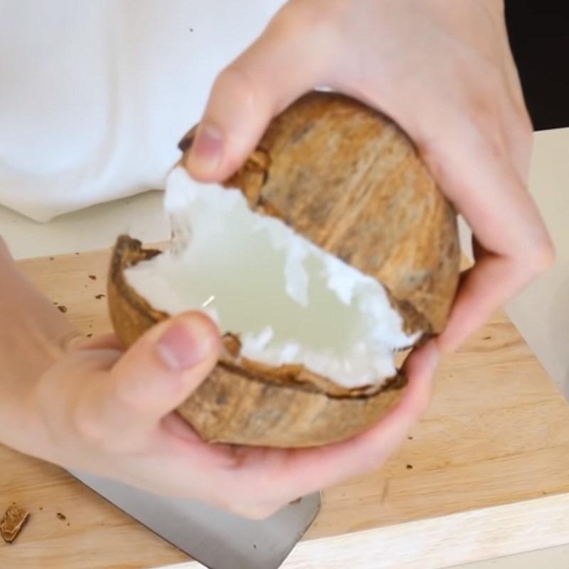 Bước 3 Tách vỏ dừa sáp Chè dừa sáp lá dứa nước cốt dừa