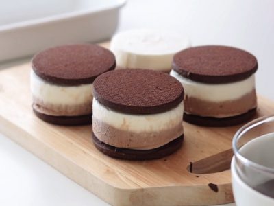 Cách làm bánh quy kẹp kem Tiramisu thơm ngon, mát lạnh 05 / 2022