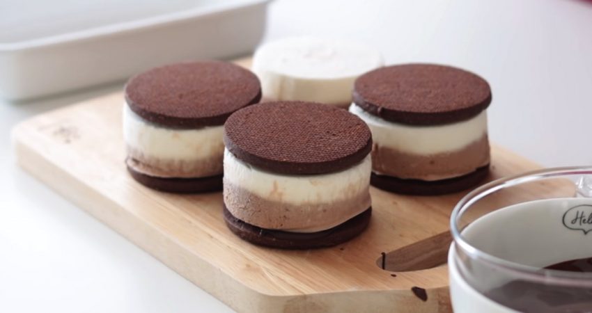 Cách làm bánh quy kẹp kem Tiramisu thơm ngon, mát lạnh 05 / 2022