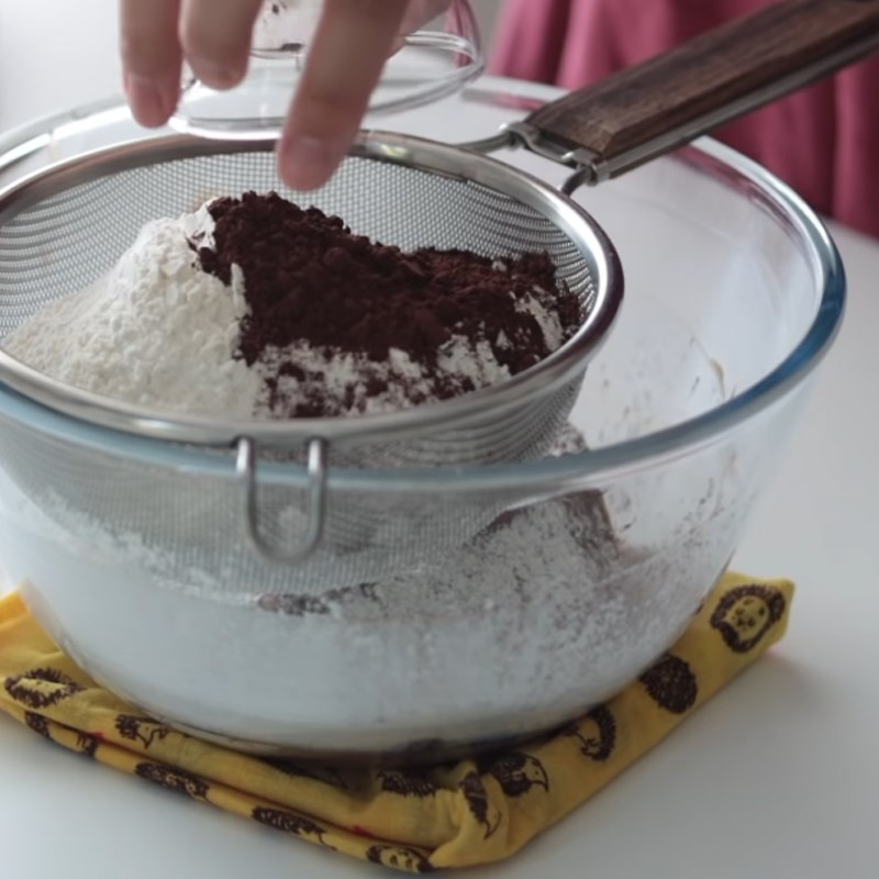 Bước 8 Rây bột vào hỗn hợp bơ socola Bánh quy kẹp kem tiramisu
