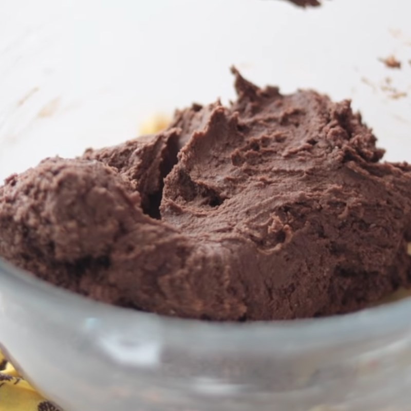 Bước 8 Rây bột vào hỗn hợp bơ socola Bánh quy kẹp kem tiramisu
