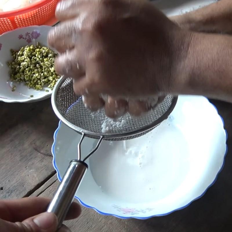 Bước 2 Lọc nước cốt dừa Chè dừa nước đậu xanh khoai lang