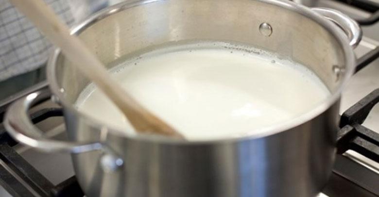 Cách làm chè khúc bạch phô mai: Nấu hốn hợp sữa