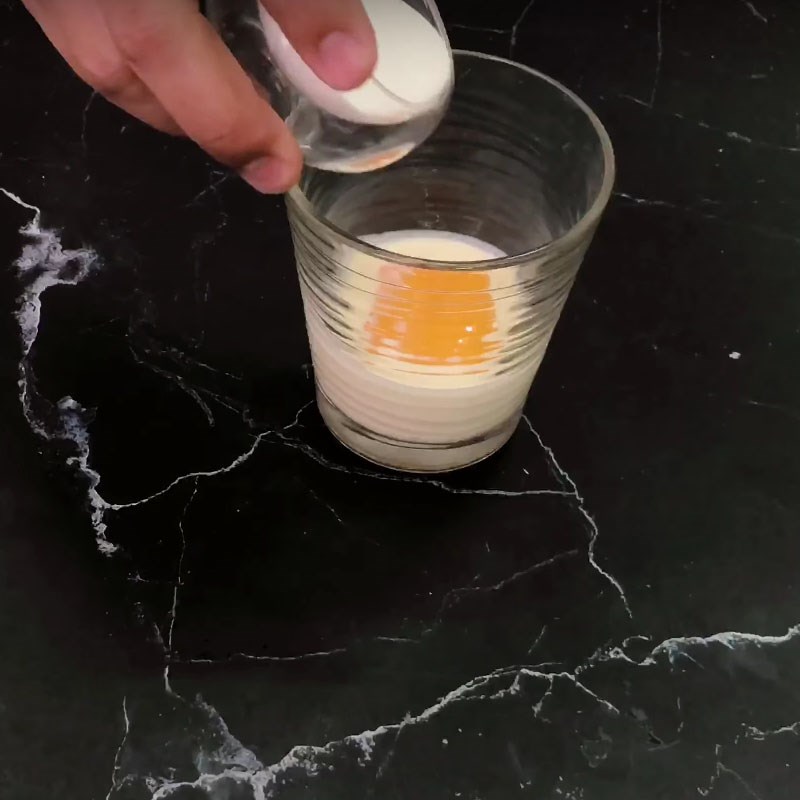 Bước 1 Đánh kem trứng Sữa tươi kem trứng trân châu đường đen