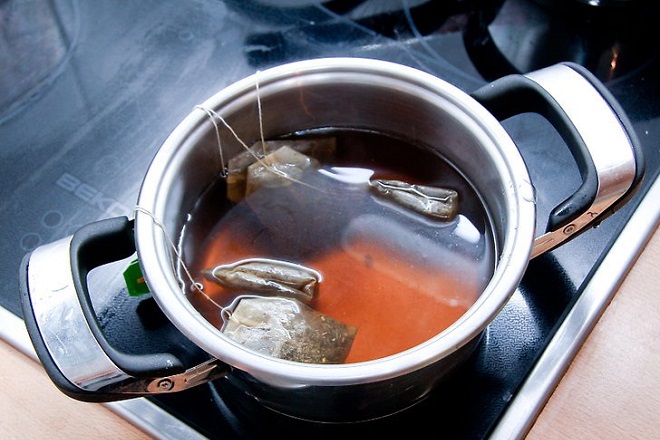 pha trà đào túi lọc với nước nóng