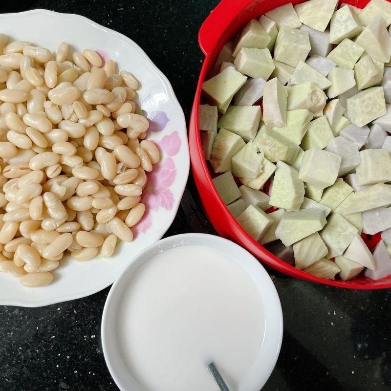 Bước 3 Nấu hỗn hợp đậu trắng với khoai môn Chè đậu trắng khoai môn với dừa nạo