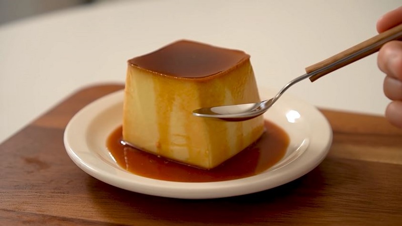 Món bánh pudding nhìn hấp dẫn, sóng sánh với lớp caramen màu cánh gián.