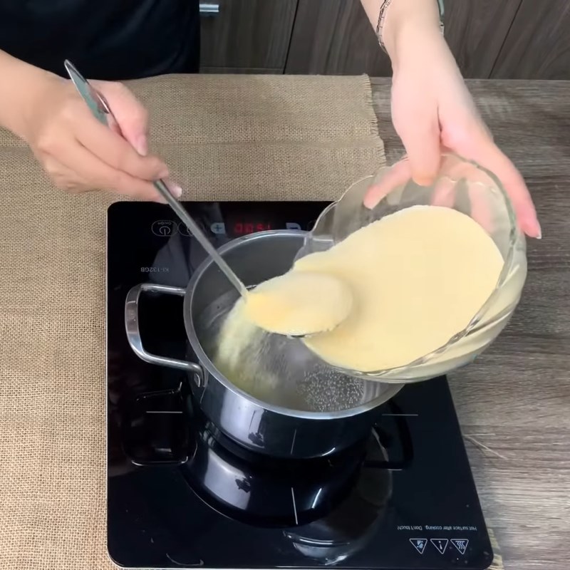 Bước 2 Nấu hỗn hợp pudding Pudding trứng bằng bột pudding