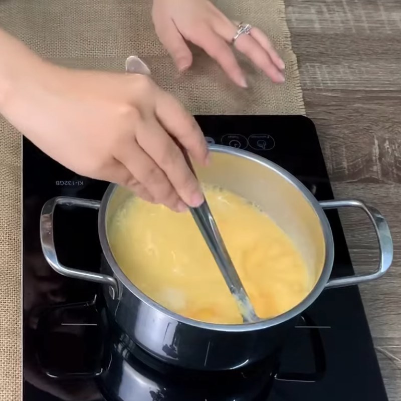Bước 2 Nấu hỗn hợp pudding Pudding trứng bằng bột pudding
