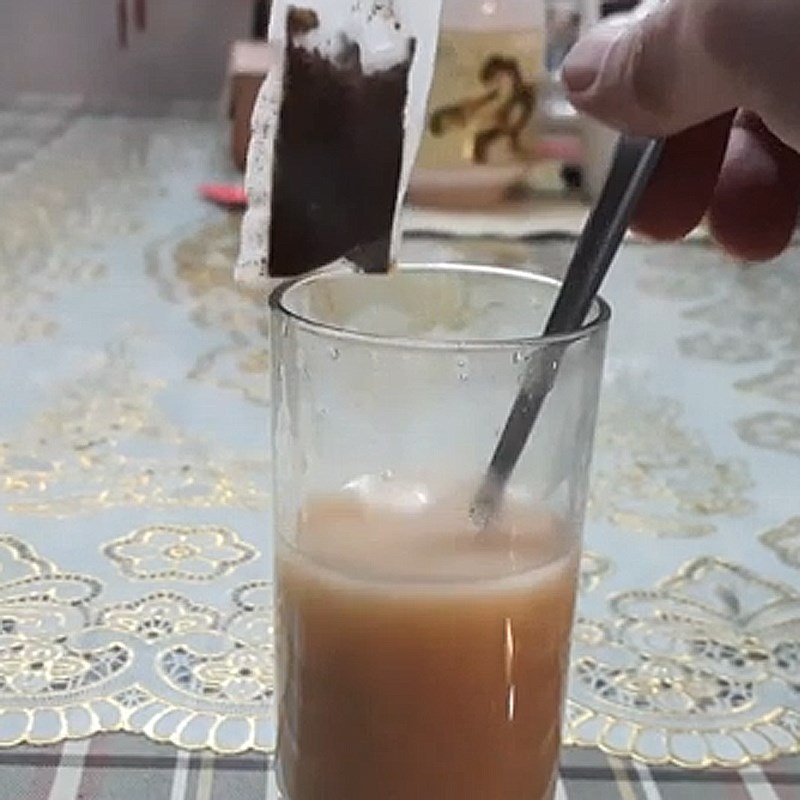 Bước 2 Pha trà atiso với sữa Trà sữa atiso túi lọc