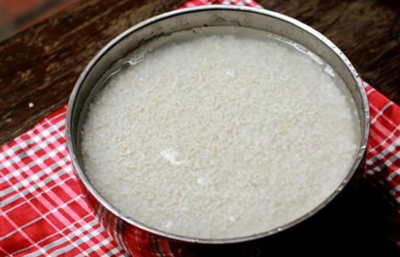 Cách nấu chè khoai môn nếp: Ngâm gạo nếp