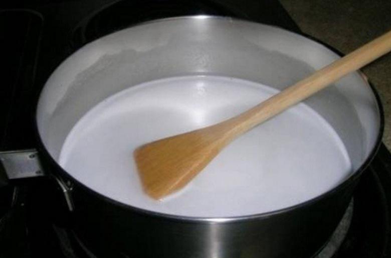 Cách nấu chè khoai môn bột năng: Nấu nước cốt dừa