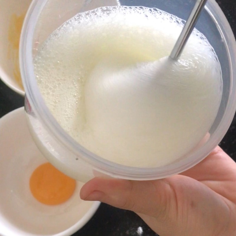 Bước 1 Đánh tròng trắng trứng Bánh bông lan chà bông phô mai oi dầu trứng