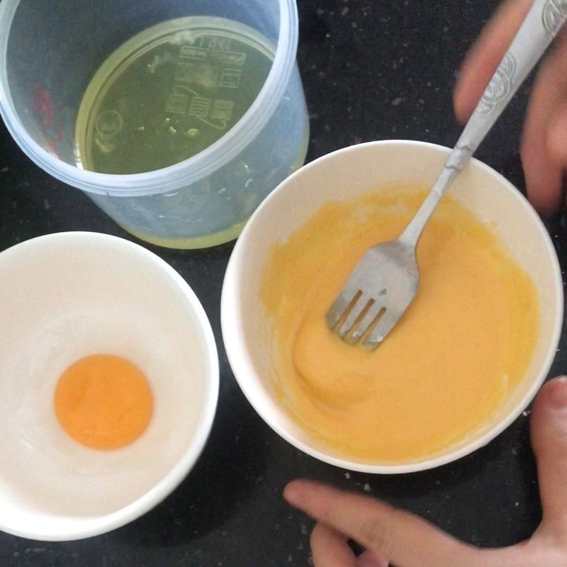 Bước 2 Đánh lòng đỏ chót trứng Bánh bông lan chà bông phô mai oi dầu trứng