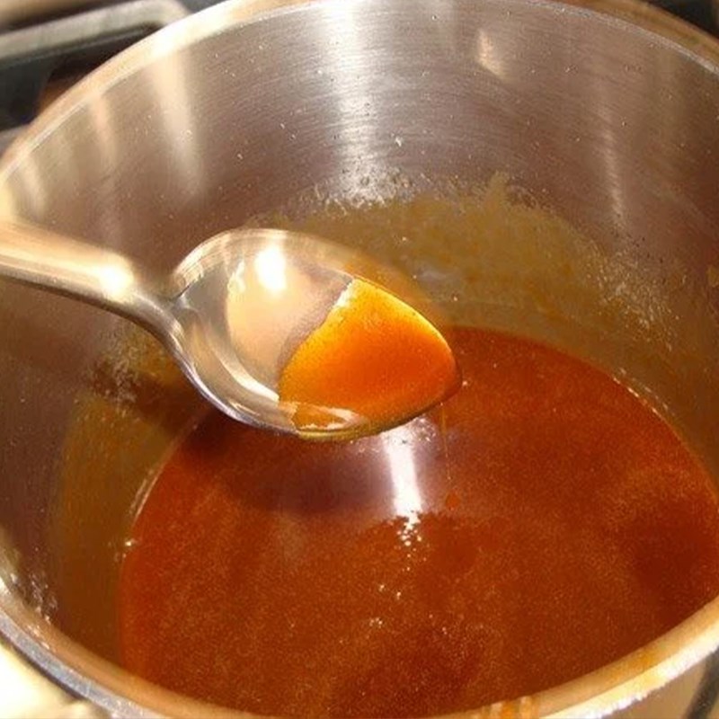 Bước 1 Thắng caramel tráng khuôn Cách làm bánh bông lan chuối caramel