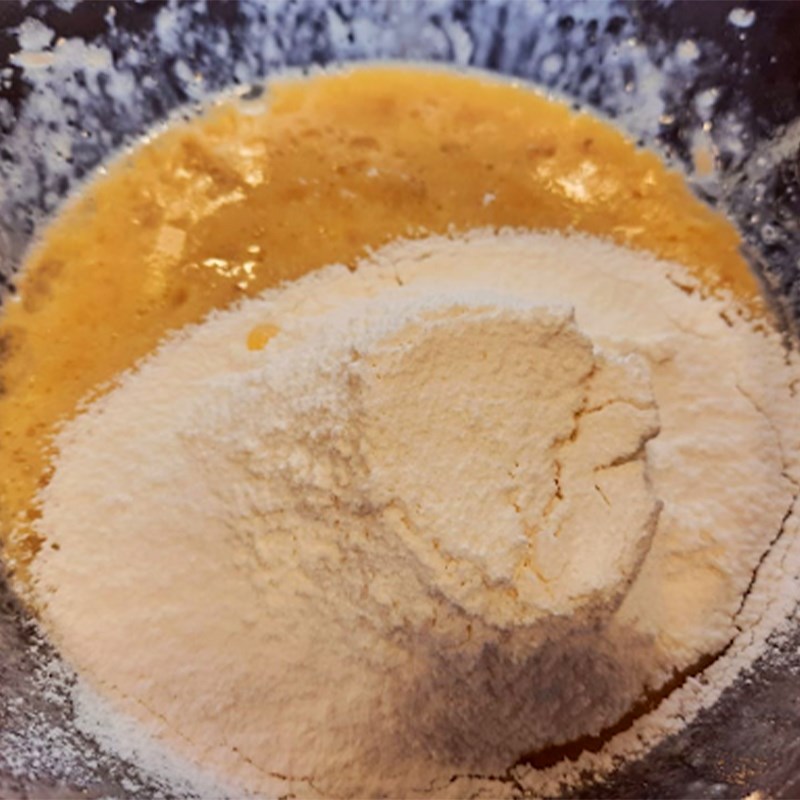 Bước 5 Trộn hỗn hợp bánh chuối Cách làm bánh bông lan chuối caramel