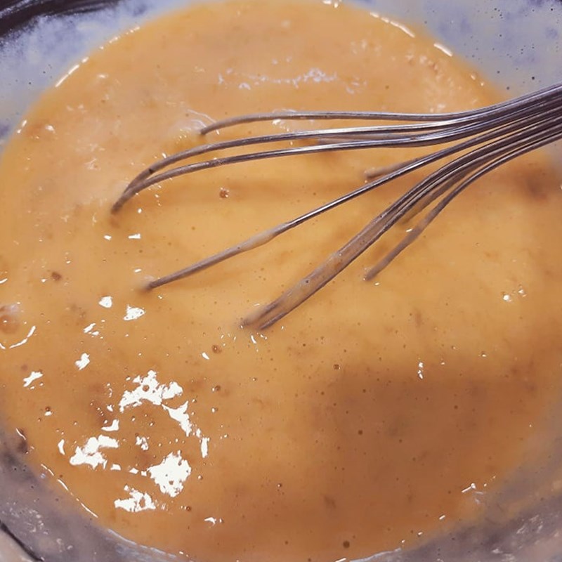 Bước 5 Trộn hỗn hợp bánh chuối Cách làm bánh bông lan chuối caramel