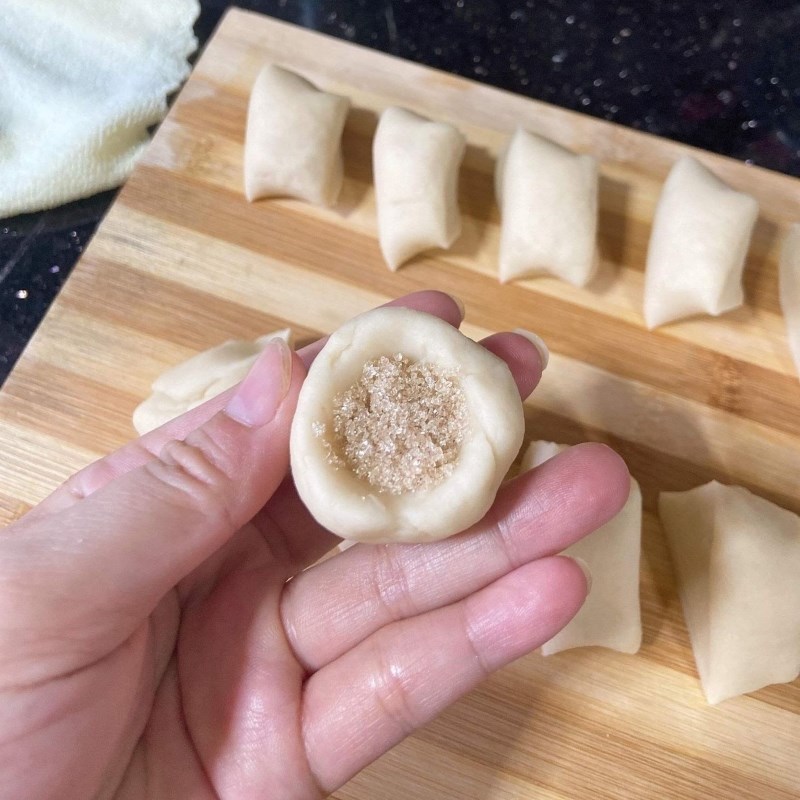 Cách làm bánh bột mì chiên nhân đường ngọt ngon thích miệng - Hình 10