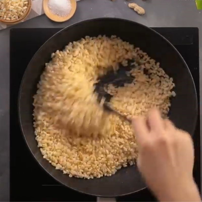 Bước 2 Trộn cốm gạo Bánh cốm gạo rang
