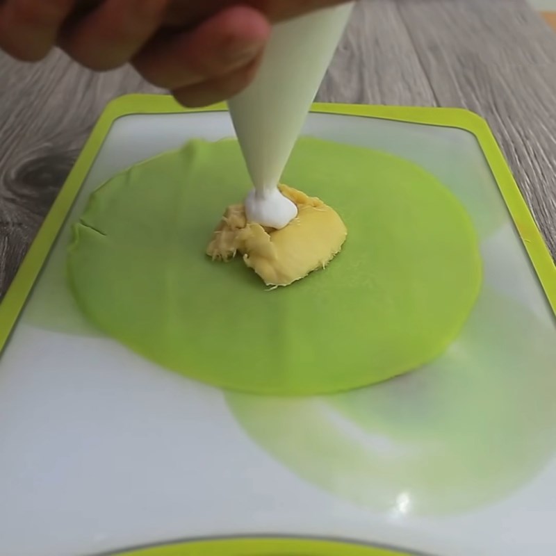 Bước 5 Cuộn bánh Bánh Crepe lá dứa nhân kem sầu riêng