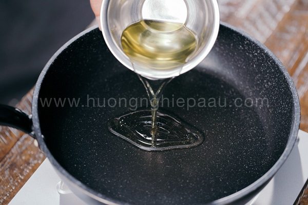 đổ dầu ăn vào chảo