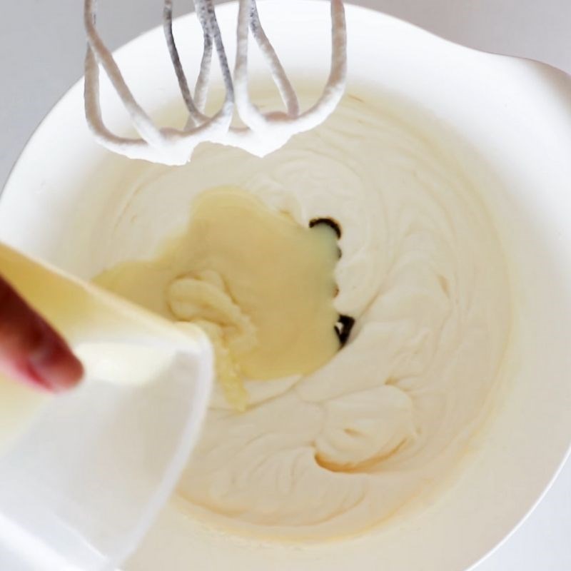 Bước 3 Đánh bông hỗn hợp kem sữa Kem viên