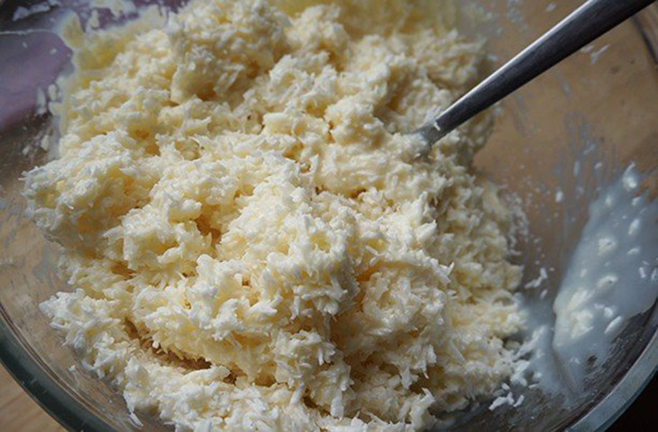 Bước 2 Trộn dừa nạo với lòng trắng trứng gà Bánh dừa sấy