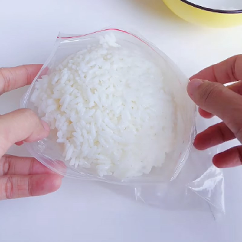 Bước 1 Nghiền nhuyễn cơm trắng Bánh gạo tokbokki vày cơm trắng nguội