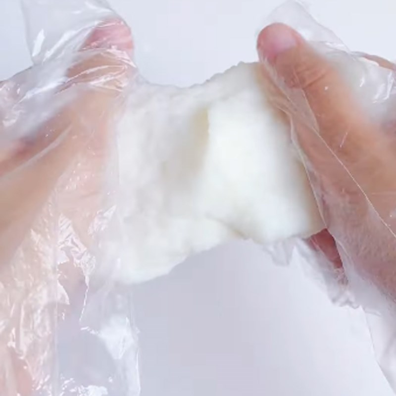 Bước 2 Trộn bột năng để tạo độ sánh và nhồi mịn Bánh gạo tokbokki vày cơm trắng nguội