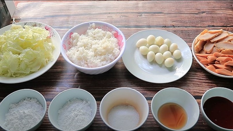  Chuẩn bị nguyên liệu làm tokbokki bằng cơm nguội