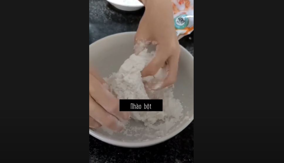 Cách thực hiện bánh gạo tokbokki kể từ cơm trắng nguội rất rất đơn giản và giản dị bên trên nhà