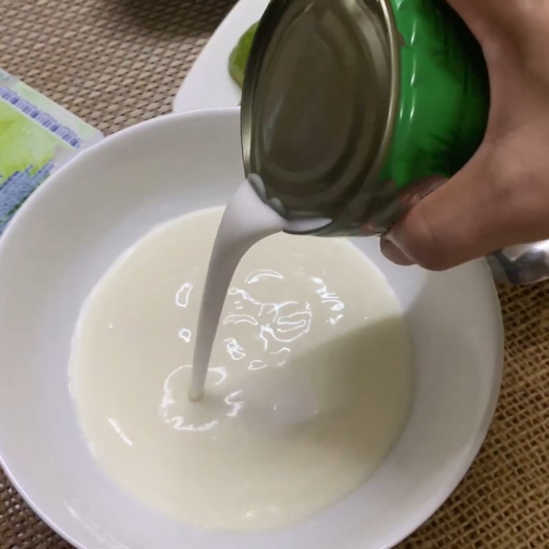Bước 3 Pha hỗn hợp sữa dừa Kem bơ chuối