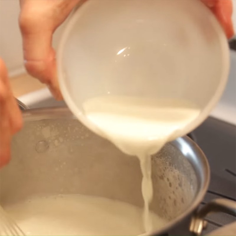 Bước 1 Đun hỗn hợp kem sữa Kem bơ đậu phộng mứt dâu tây