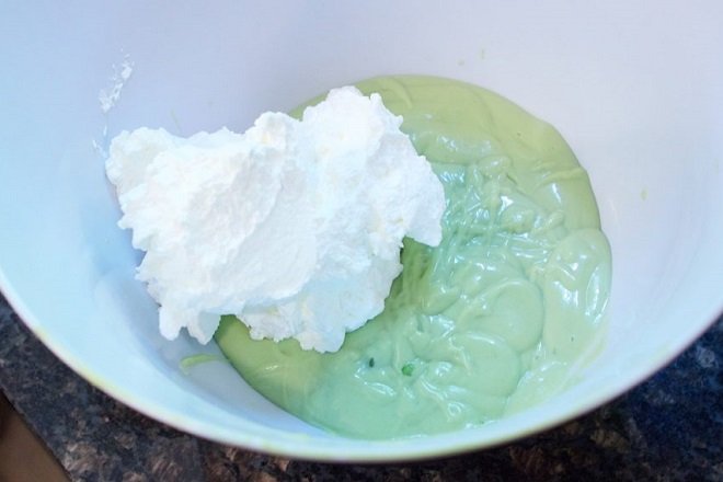 trộn whipping cream đánh bông cứng với bơ xay sữa đặc