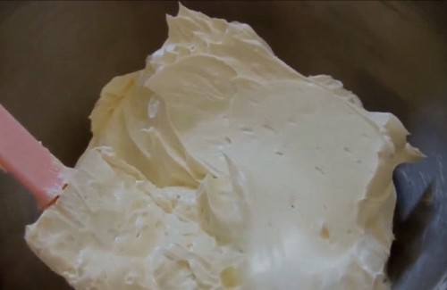 cách làm kem bơ trang trí bánh bông lan, bánh sinh nhật 7