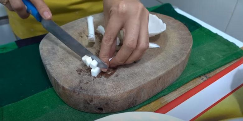 Cách làm trà sữa trân châu dừa sơ chế cùi dừa cắt bằng hạt lựu