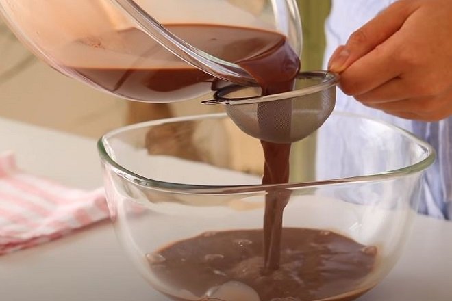 lọc nước thạch gelatin pudding socola cafe qua loa rây cho tới mịn