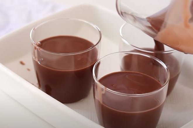 đổ nước thạch gelatin pudding socola cafe nhập khuôn thực hiện lạnh